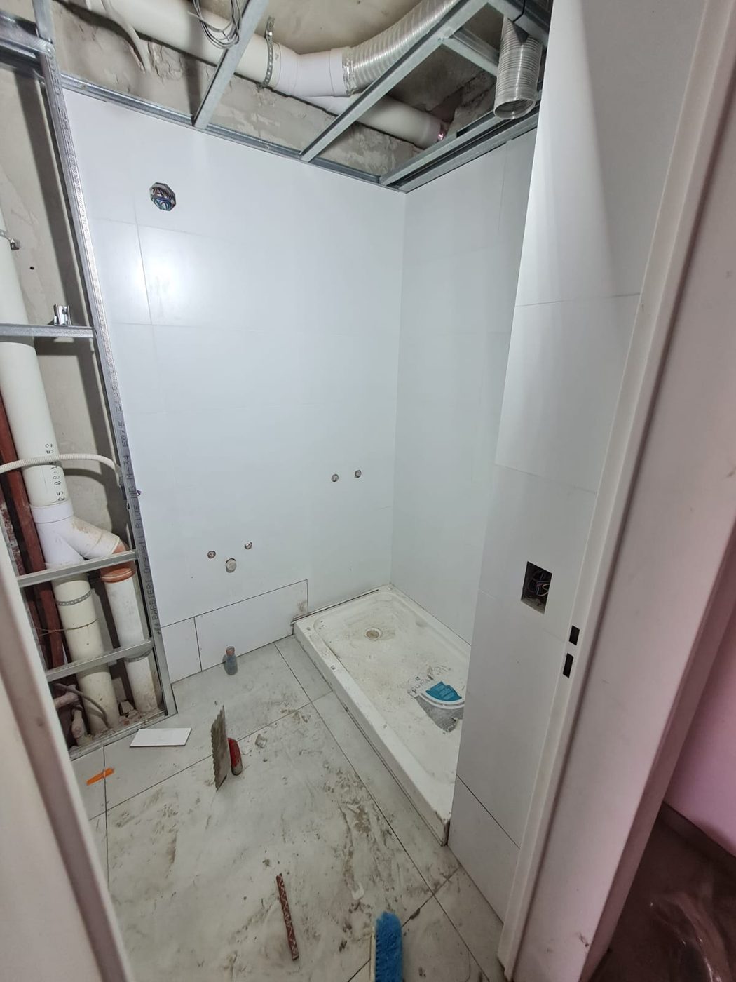 Baño con revestimientos colocados