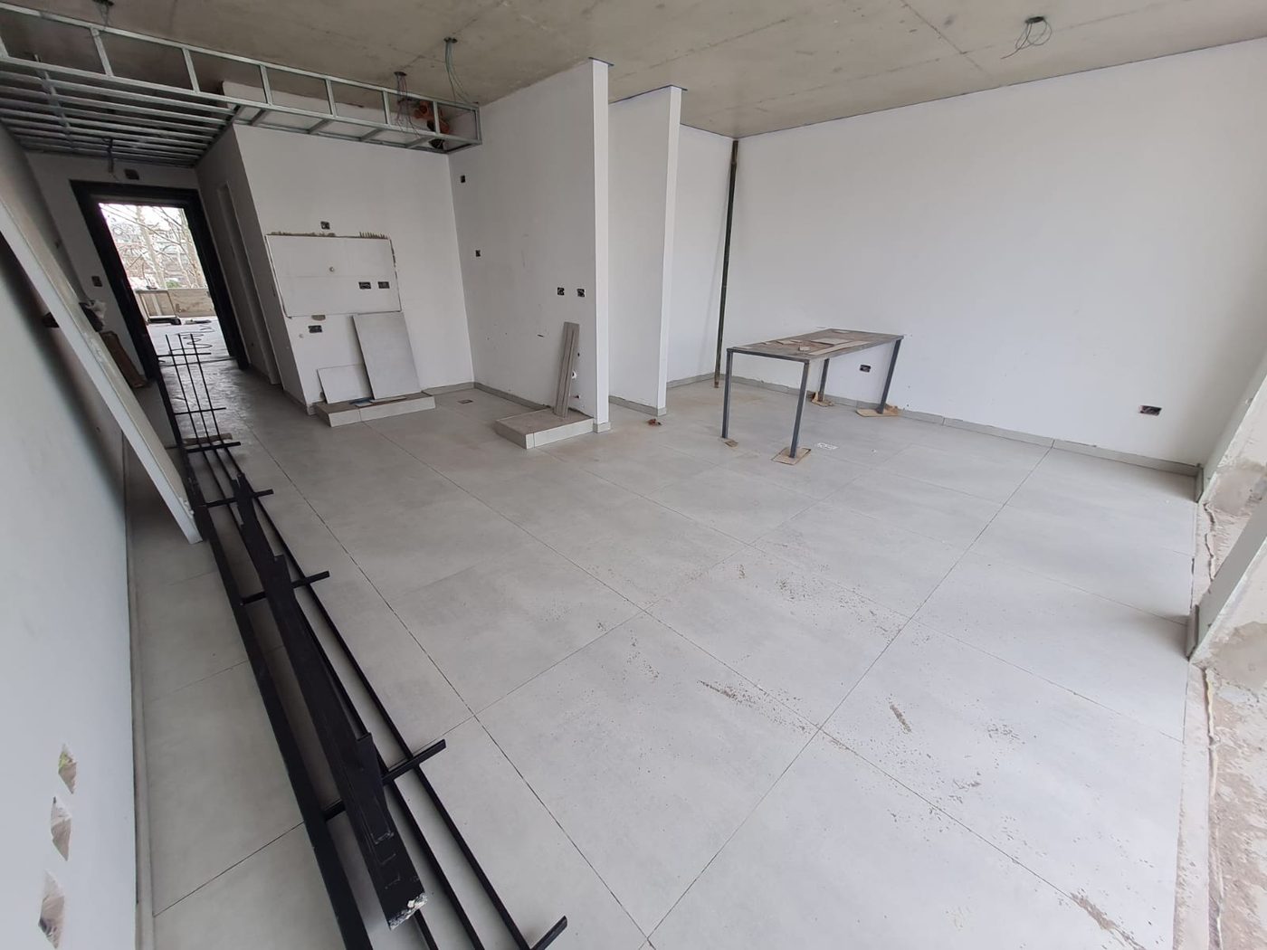 Ambiente principal con el piso colocado