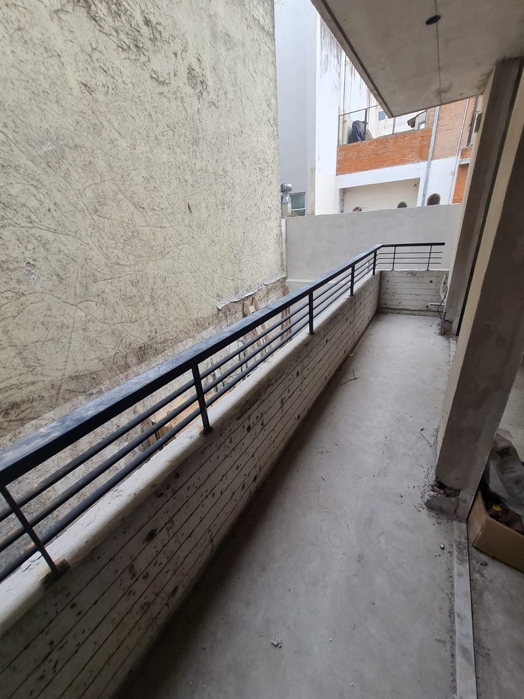Balcón contrafrente con baranda