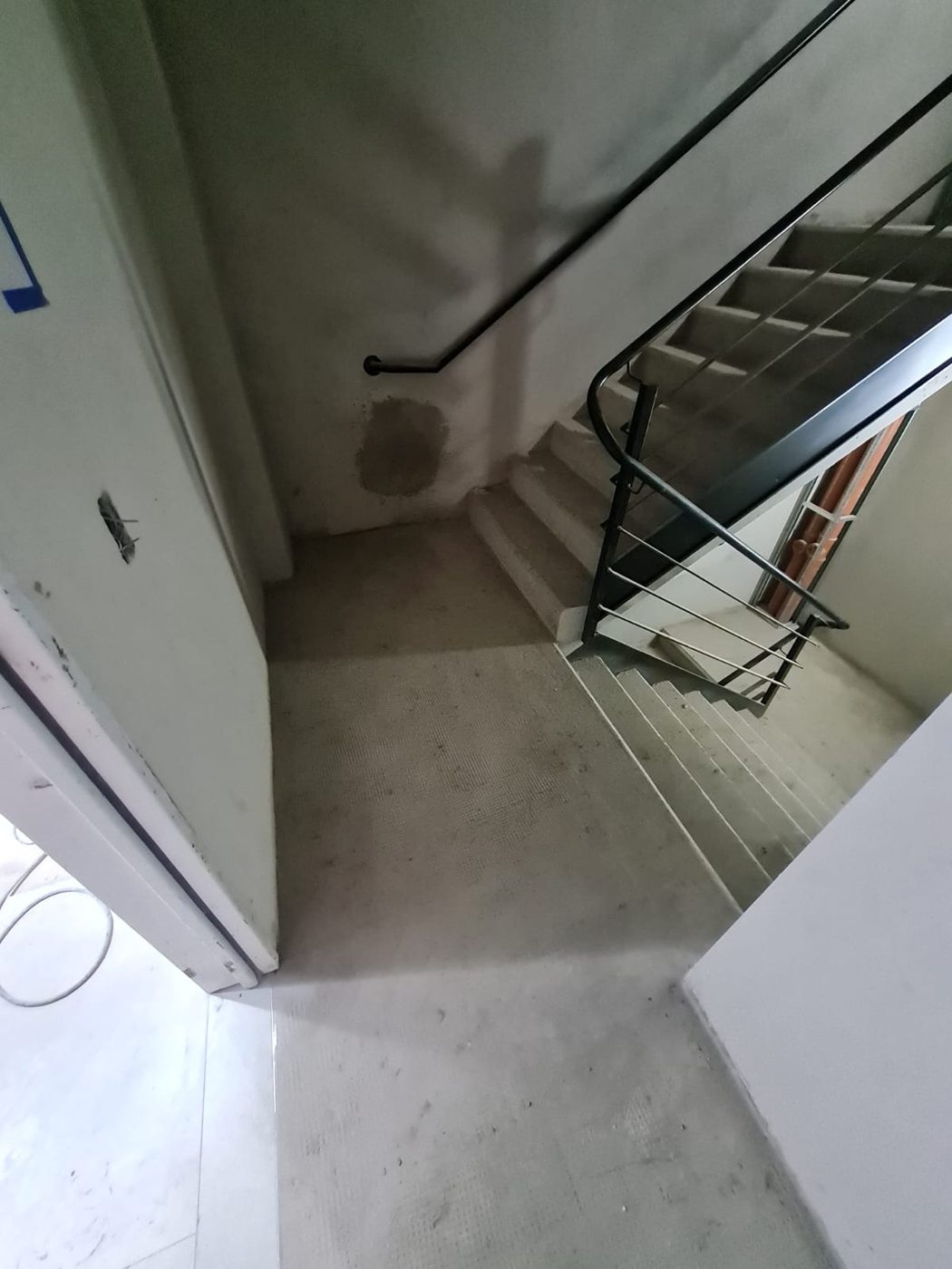 Escalera del edificio con baranda