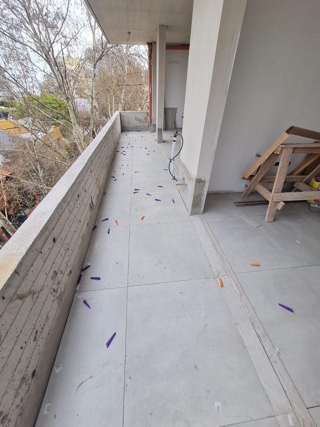 Terraza con el revestimiento de piso en colocación